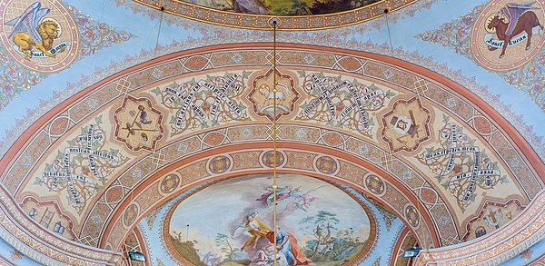 Arch with symbols of the Passion of Jeus Christ. On top right and left symbols of the Evangelists Marc and Luke. On the bottom middle the Sacrifice of Isaac in the parish church of Urtijëi