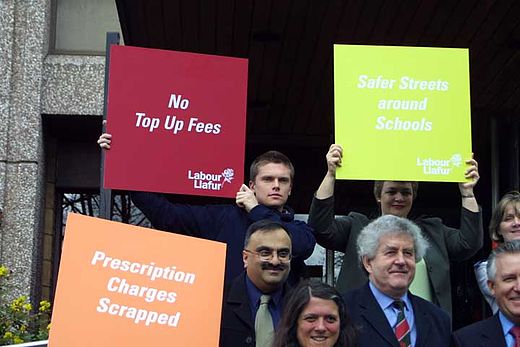 Rhodri Morgan campaigning in 2003 against the introduction of top-up fees for university students – a Labour policy at Westminster