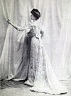 Vestido de gala de Redfern 1903 cropped.jpg