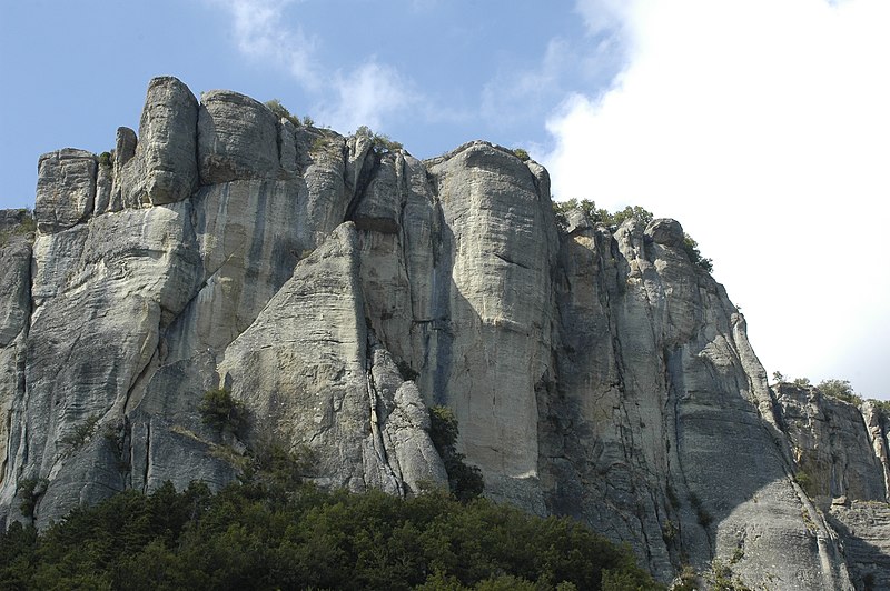 File:Rocca di Bismantova, Castelnovo dè Monti (RE) - panoramio.jpg