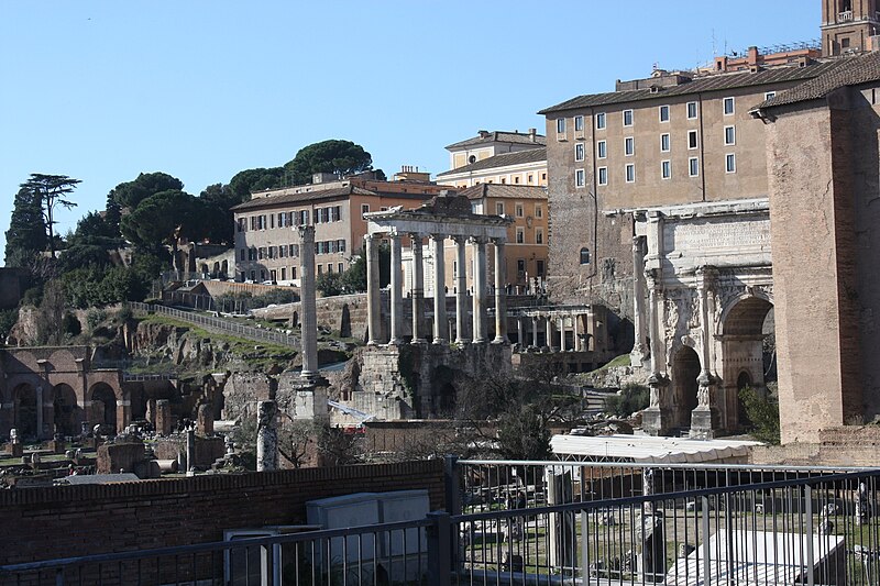 File:Rom, Blick zum Septimius-Severus-Bogen und zumTempel des Vespasian.JPG