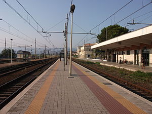 Rosarno RFI Station Platform Tracks 2 و 3.jpg