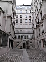 Escalier au fond de la cour du n° 6 donnant accès au rez-de-chaussée de l'immeuble du boulevard Beaumarchais