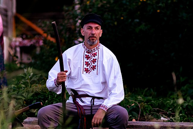 640px-Russian_man_in_native_costume.jpg