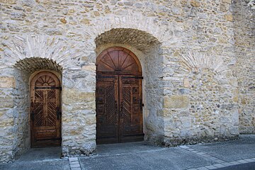 Les deux porches de l'église; le porche sud a été muré.