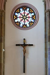 Christ en croix (XIXe) et rosace du transept