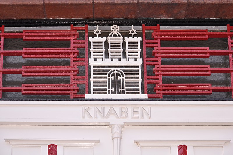 File:Schule Fraenkelstraße (Hamburg-Barmbek-Nord).Knabeneingang.Wappen.ajb.jpg