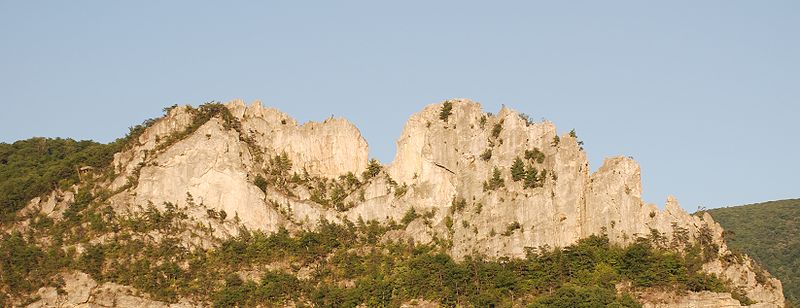 File:Seneca Rocks - front 2.jpg