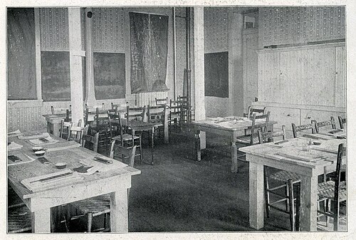 Photograph of a classroom.