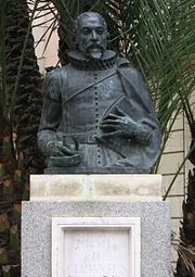Busto de Miguel de Cervantes Saavedra junto a la que fuera Cárcel Real de Sevilla donde estuvo preso.