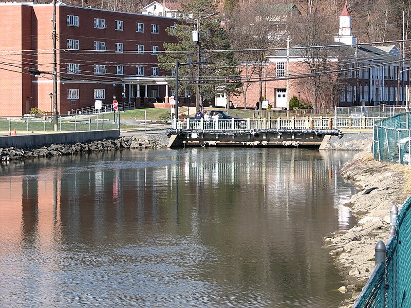 File:Shickshinny Creek and Garrison Elementary.JPG