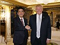 La ĉefministro de Japanio Shinzo Abe kaj Donald Trump.