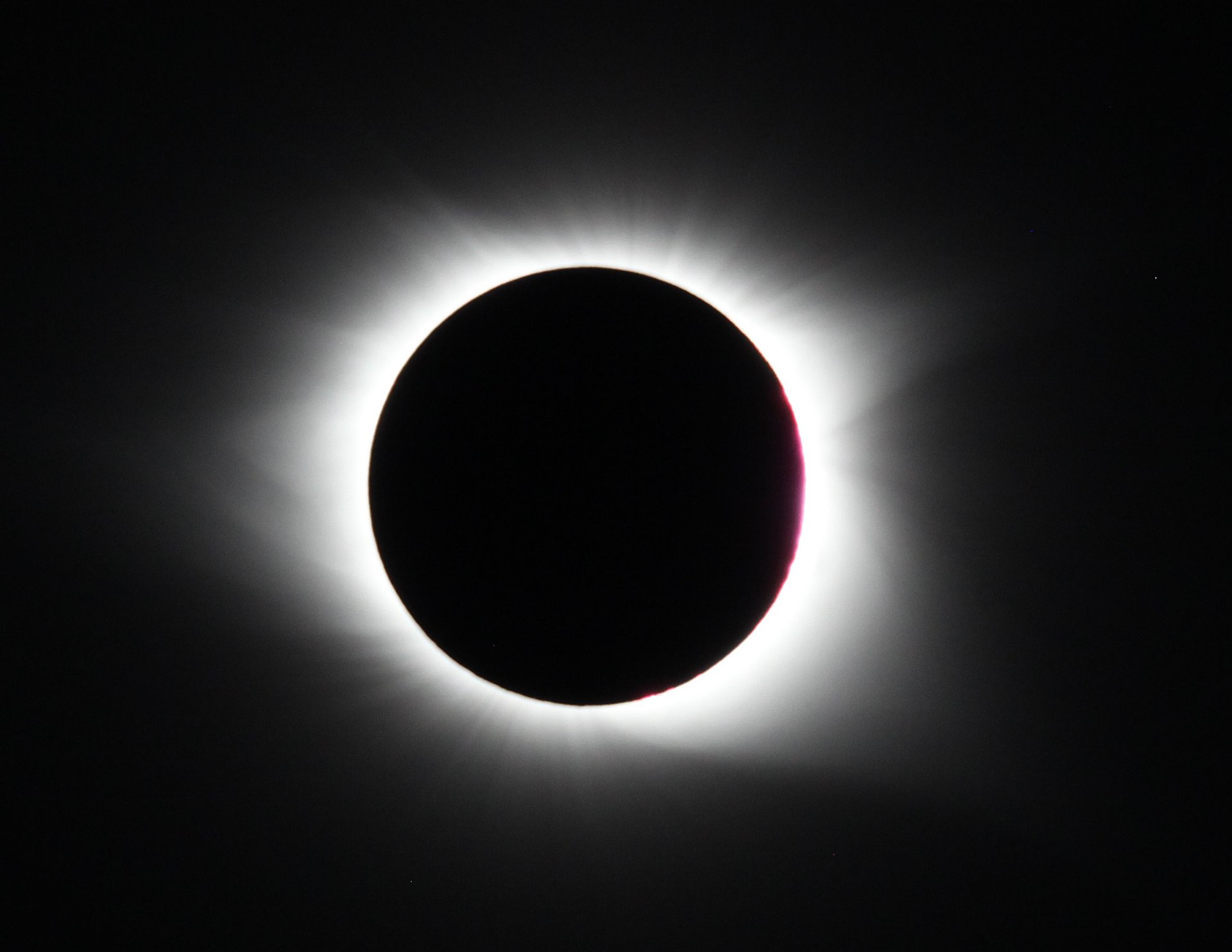 1920px-Solar_Eclipse_21082017_01_Kuebi.jpg