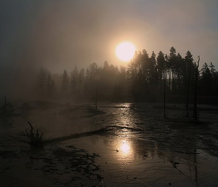 ไฟล์:Solar coronae created by the steam getting out hot springs 2.jpg