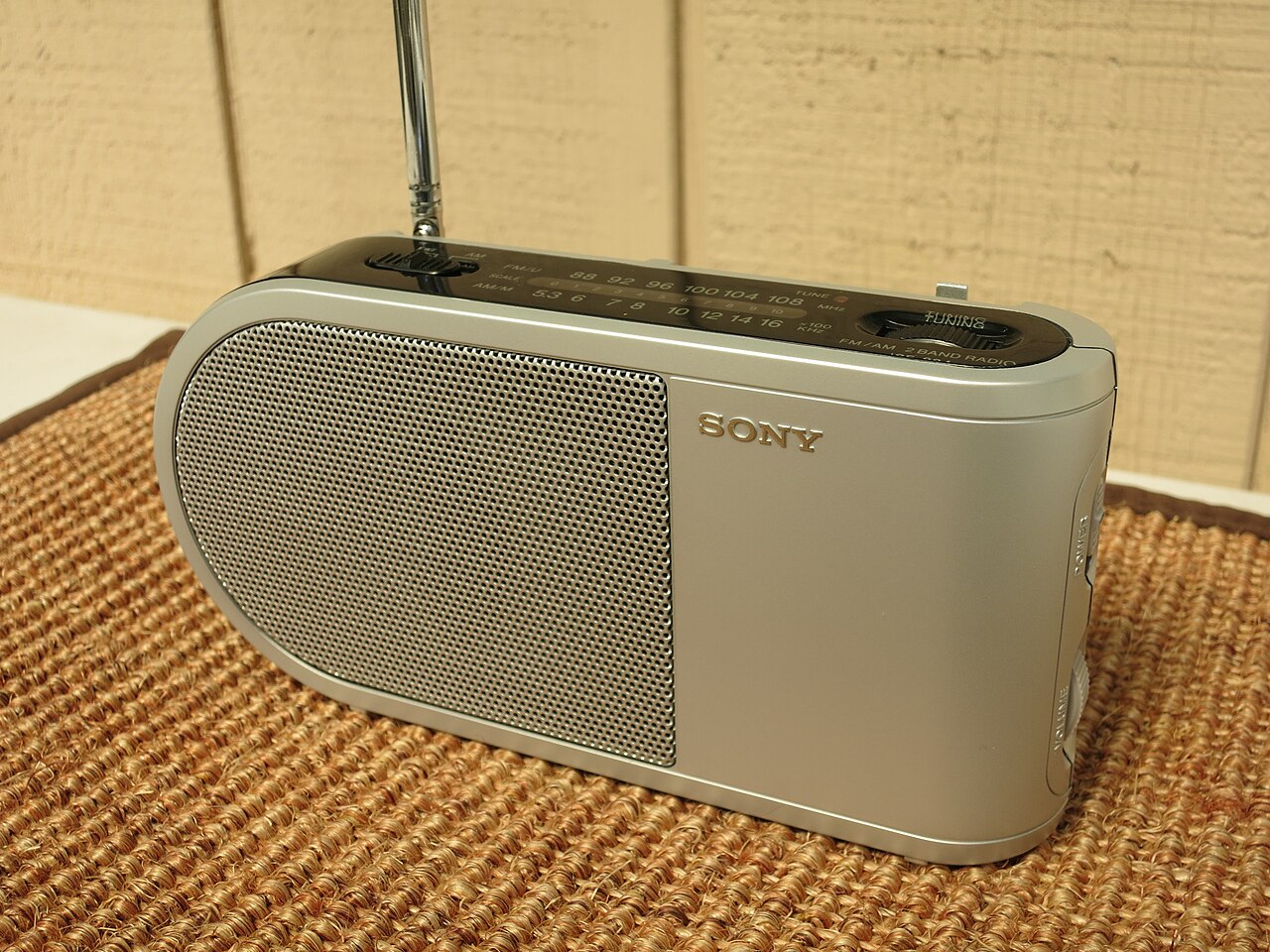 File:Sony ICF-304 (30080686562).jpg - Wikimedia Commons