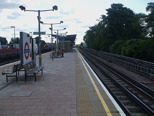 South Ruislip stn tube look east