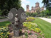 Pomnik dzieci, ofiar bombardowań Federalnej Republiki Jugosławii przez NATO, w parku Taszmajdańskim w Belgradzie. Składa się z figury małej Milicy Rakić z zabawką (misiem) w rękach.