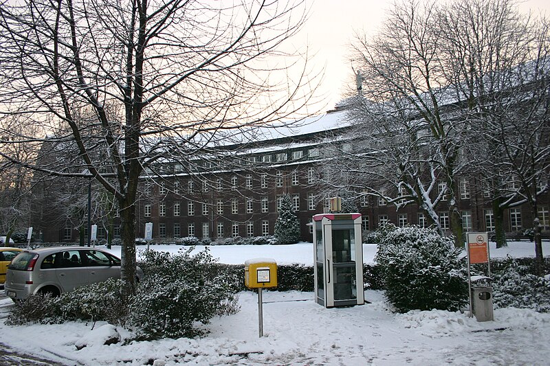 File:St. Johannes-Hospital in Alt-Hamborn, Teilansicht, Winter 2010 - 2011.jpg