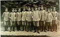 Vrchní velitel Paul von Hindenburg (v popředí) se svým štábem, po jeho pravici s vycházkovou holí náčelník štábu Erich Ludendorff, 1915