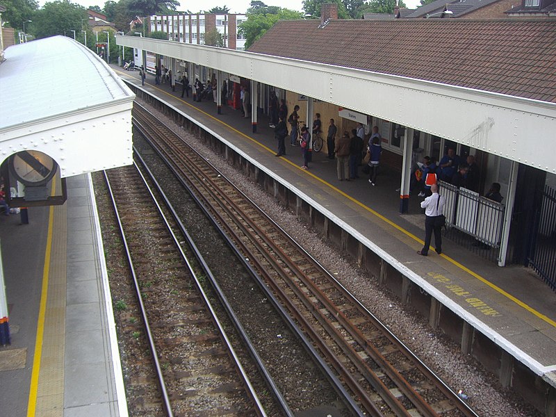 File:Staines station platforms - geograph.org.uk - 2261480.jpg