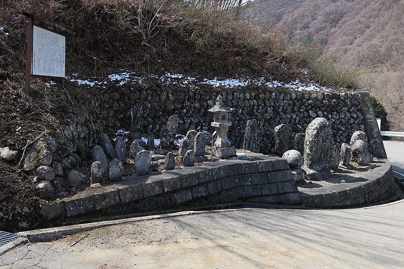 File:Stone statues of Buddha in Nakaotsuji 3.jpg