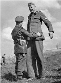 Nacken bị bắt tại Calais, Pháp năm 1944 khi ông 38 tuổi