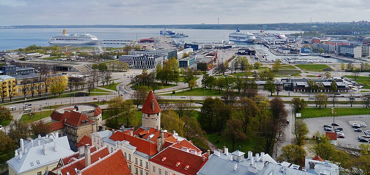 Вид на бульвар Мере и пассажирский порт Таллина с церкви Олевисте