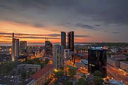 Маакри с его высотками (слева направо): Radisson Blu Sky Hotel, штаб-квартира SEB в Эстонии, Maakri Maja, Swissôtel Tallinn и штаб-квартира Nordea Estonia.