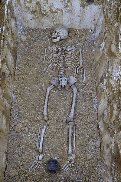 File:Tomb 142, woman with funerary items, mid 6th century AD - Cinquantenaire Museum - Brussels, Belgium - DSC08746.jpg