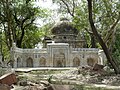 Makam dan dinding masjid di Taman Arkeologi Mehrauli.