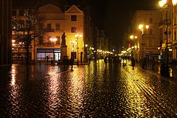 Toruń, Rynek Staromiejski po deszczu (2).JPG