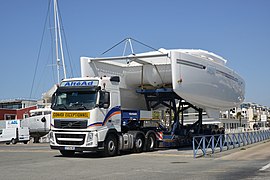 Wegtransport van een catamaran