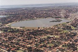 Três Lagoas, uma vista para o nordeste, o rio Paraná para o topo da mesa