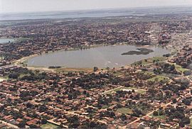 Três Lagoas vista no sentido nordeste, com o rio Paraná ao topo do quadro