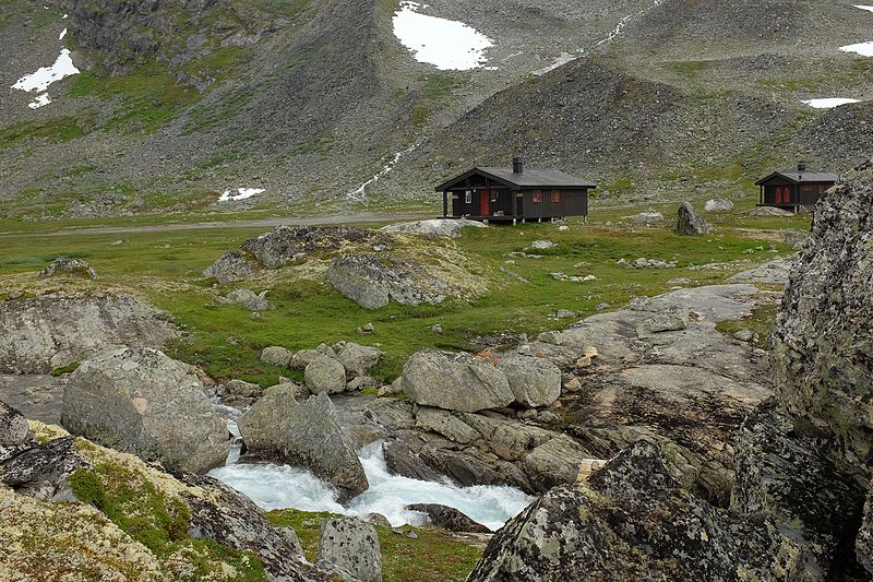 File:Trulsbu cabin and annex.jpg