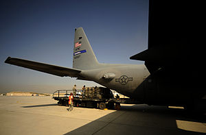 AS Penerbang beban bantuan dan pasokan ke C-130H Hercules pesawat dari 746th Expedisi Airlift Skuadron dalam mendukung upaya bantuan kemanusiaan di Pakistan di lapangan Udara Bagram, Afghanistan, Aug. 20 100820-F-KV470-018.jpg