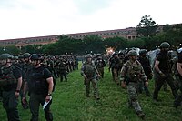 2020年，第19特种部队群准备被派往华盛顿特区，黑色衣服人员隶属于联邦监狱局特种行动反应小组。