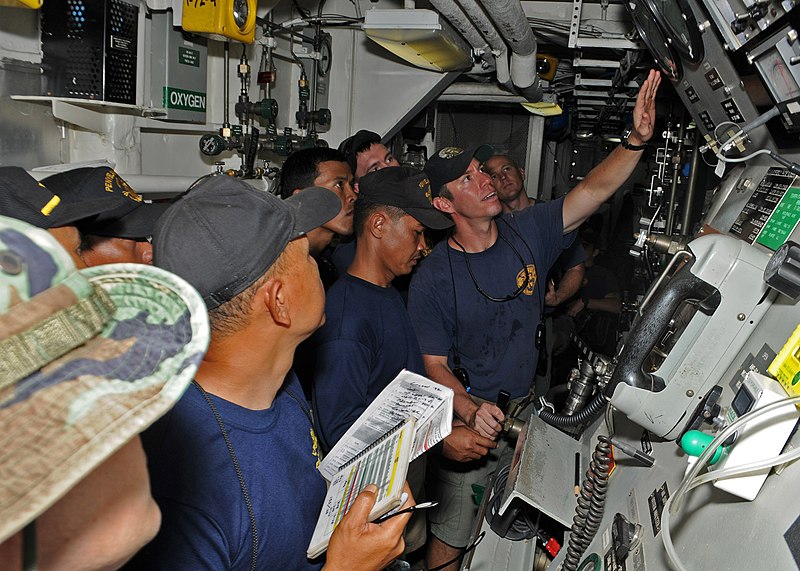 File:US Navy 100530-N-3446M-044 Chief Navy Diver Trey Williams explains the recompression chamber operation gages to a group of Indonesian navy divers.jpg