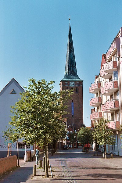 File:Uelzen, the Achterstraße, view to the tower of the St. Mary´s Church.jpg