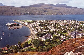 A view of Ullapool from a nearby hill (Maol Calaisceig)
