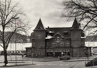 Stationshuset med spårområdet i bakgrunden (1984)