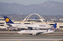 A United 737-800 and a Lufthansa 747-400 taxiing