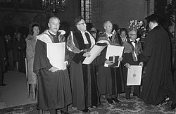 Робърт Ван де Грааф (първият отляво) на церемонията по удостояването му с титлата почетен доктор на Утрехтския университет през 1966 г.