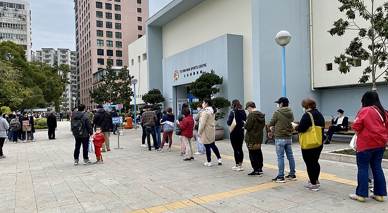 File:VOA HKPeople queue for COVID19Test at ToKwaWanSportsCentre 20220205.jpg