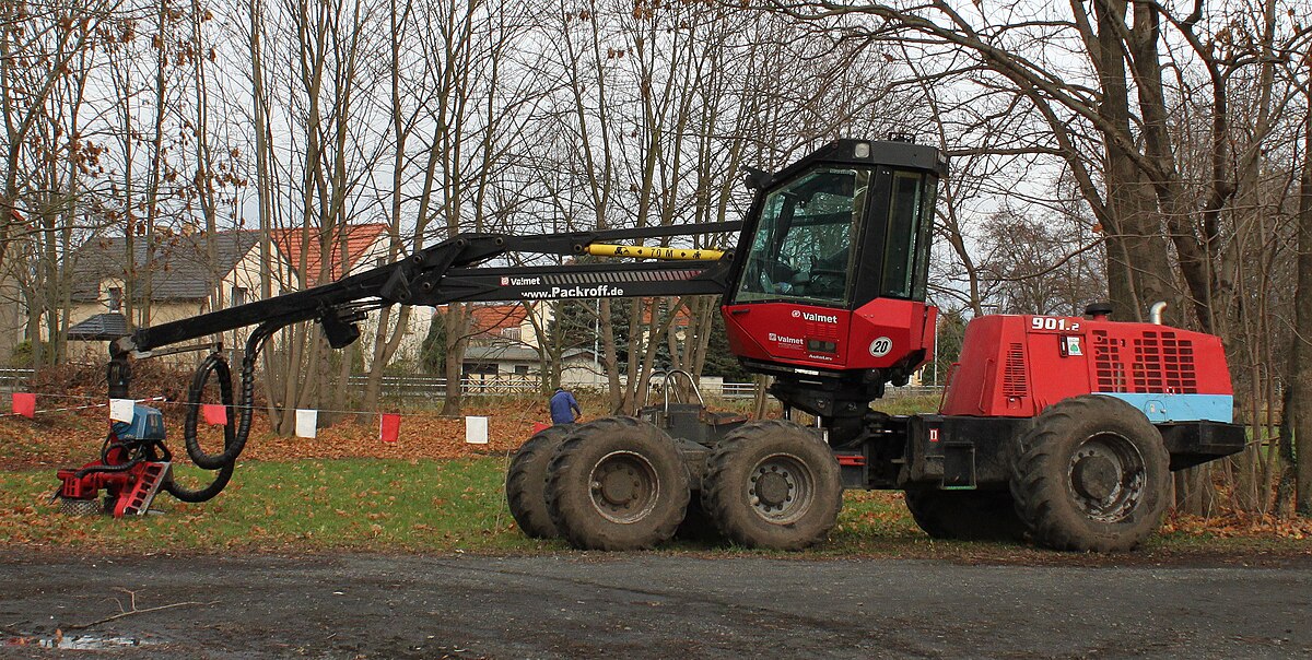 timberjack industria 1200px-Valmet_901_2_side