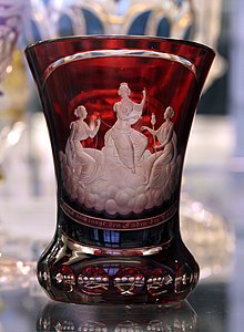 Bécher, verre de Bohème à deux couches, 1848 (Victoria and Albert Museum).
