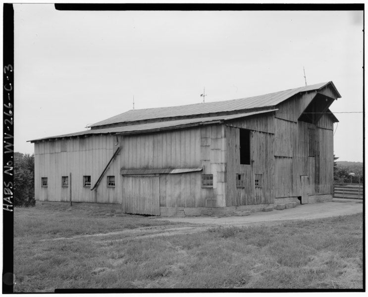 File:View northwest, south side and east end - Abraham Cyrus Farmstead, Barn, About 160 feet south-southwest of farmhouse at 3271 Cyrus Road (County Road 1-6), Cyrus, Wayne County, HABS WVA,50-CYRUS,2C-3.tif