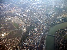 Vue aérienne : la gare est en bas ; les voies partant à gauche vont vers Melun, à droite vers Évry