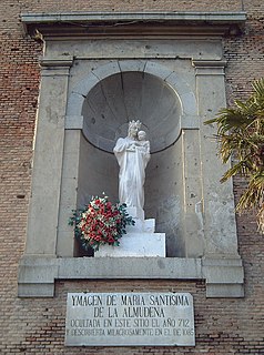 Imagen de la Virgen de la Almudena, en la Catedral, desde la Cuesta de la Vega.