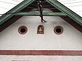Čeština: Detail štítu se džbánkem ve Viticíh (okres Kolin). English: Detail of a house facade with jug, Vitice village, Kolín District, Czech Republic.